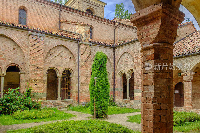 Canonica di Santa Maria di Vezzolano是一座哥特式罗马风格的教堂，位于意大利北部的皮埃蒙特。